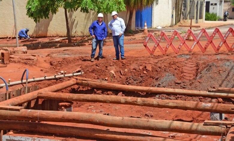 Rebaixamento do lençol freático e condições climáticas favoráveis melhoram o andamento das obras de macrodrenagem e prevenção de enchentes na Rua 20