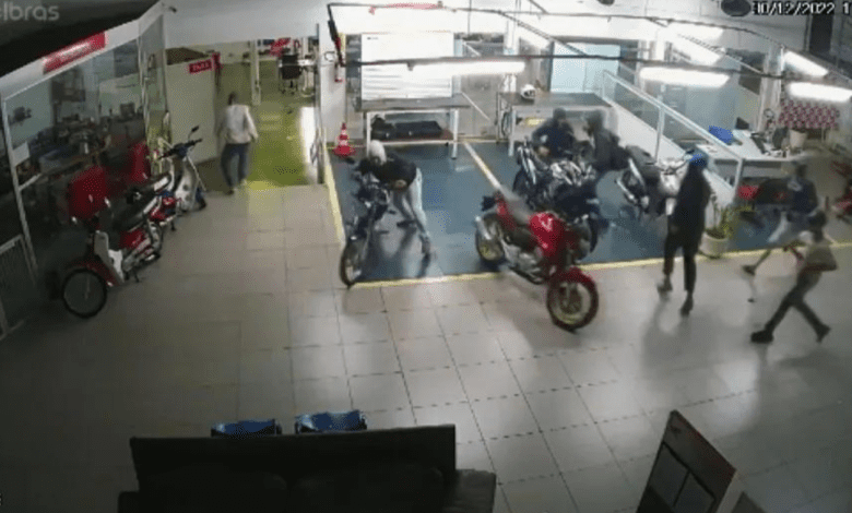 VÍDEO Polícia recupera motos levadas durante arrastão