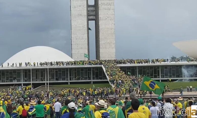 VÍDEO - Manifestantes bolsonaristas invadem o Planalto em Brasília