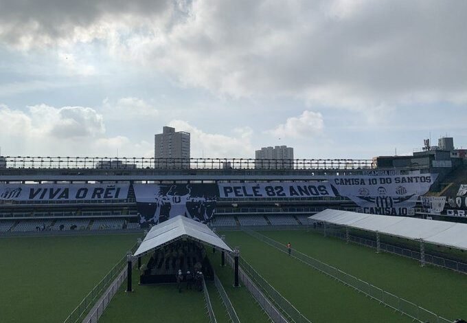 VÍDEO - Corpo de Pelé chega à Santos para velório na Vila Belmiro