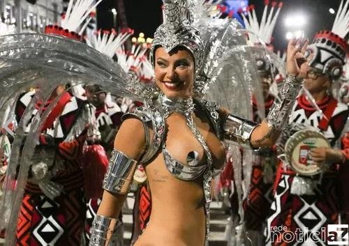 Paolla Oliveira usa tapa sexo nos seios para evitar descuido