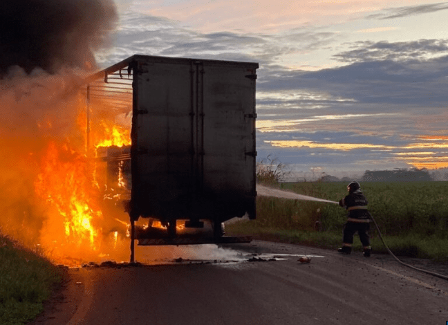 Foram utilizados 4 mil litros de água para controlar as chamas