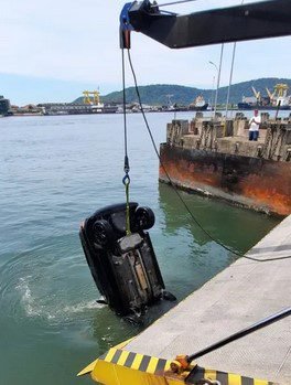 Casal cai da travessia de balsas do Litoral com carro e vai parar no mar