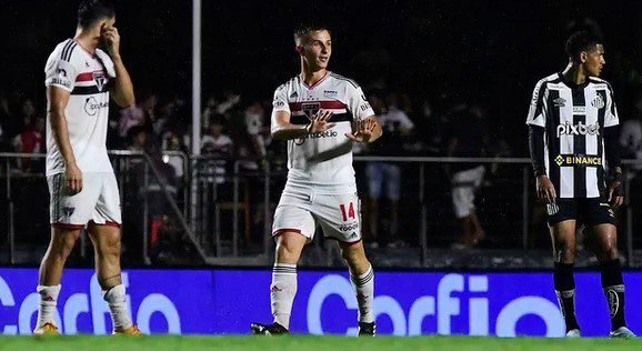 São Paulo vence o Santos com dois jogadores a mais