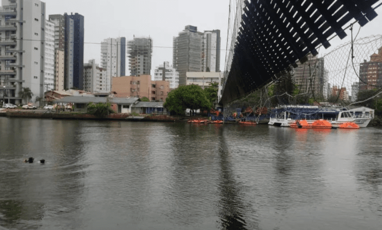 Cabo de ponte se rompe e dezenas de pessoas caem no rio