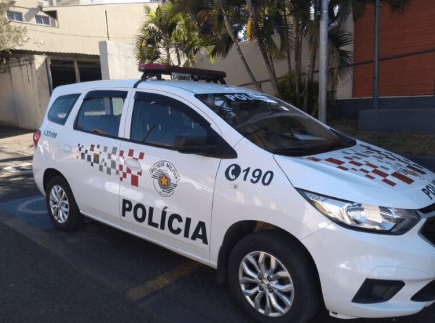 Homem efetua disparo de arma de fogo em frente a um bar