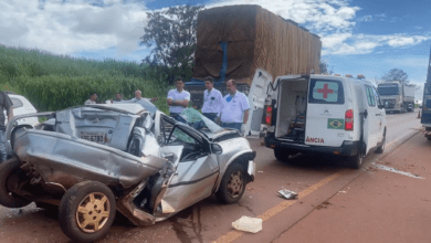 Carro é prensado entre caminhões durante acidente na rodovia