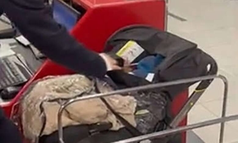 Bebê é largado em aeroporto após casal recusar pagar passagem extra