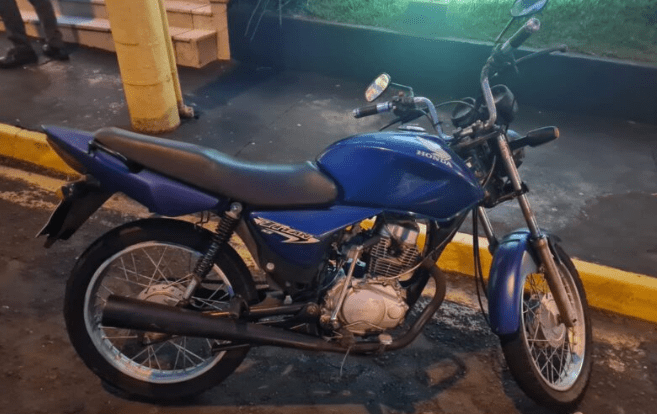 Uma moto furtada por dois adolescentes com idade entre 17 e 15 anos, foi recuperada pela Polícia Militar, em Barretos.