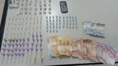 Homem tenta dispensar droga, mas é preso pela Polícia