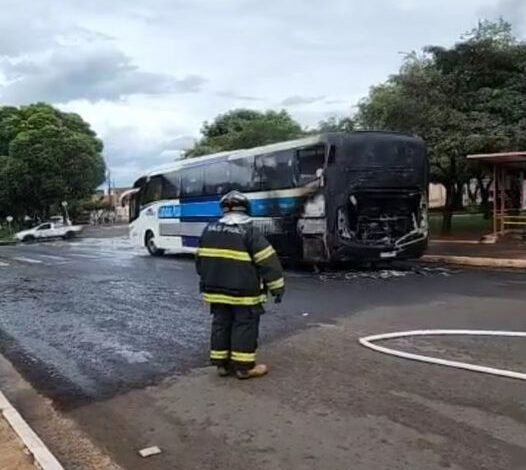 Motor de ônibus pega fogo e assusta passageiros