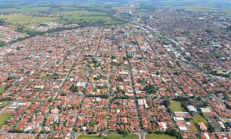 Carnês do IPTU 2023 são entregues nas residências