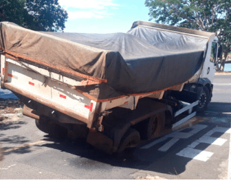 Caminhão afunda no asfalto em cruzamento em Barretos