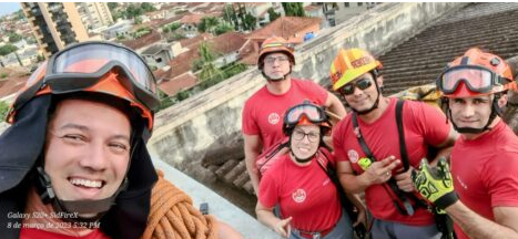 Homem fica pendurado em prédio e é resgatado pelo Corpo de Bombeiros