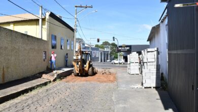 Prefeitura retoma obras de retirada e pavimentação das ruas de paralelepípedo em diversos bairros