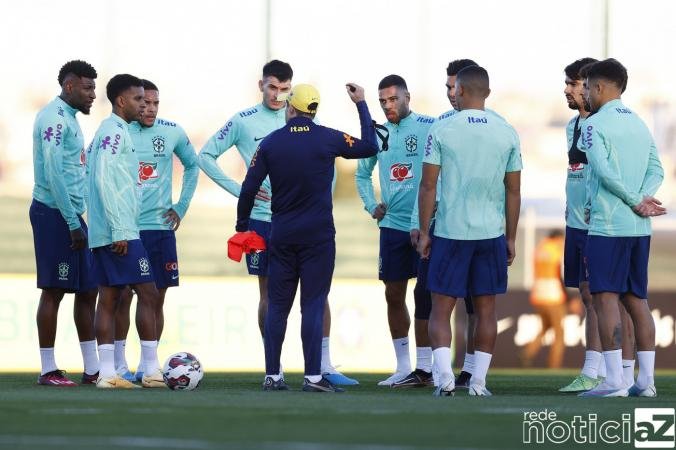 Ramon Menezes e jogadores reunidos em treino da Seleção.