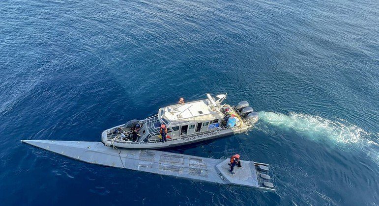 Submarino-fantasma é encontrado com 2 toneladas de cocaína e dois corpos