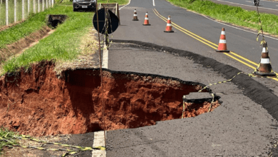 Cratera aumenta e interdita marginal de rodovia Assis Chateaubriand