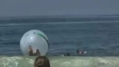 Vídeo - Bombeiros resgatam casal à deriva em bolha inflável