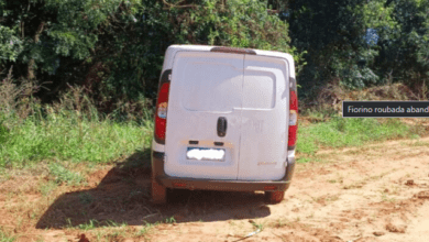 Veículo de entrega roubado é localizado em área rural