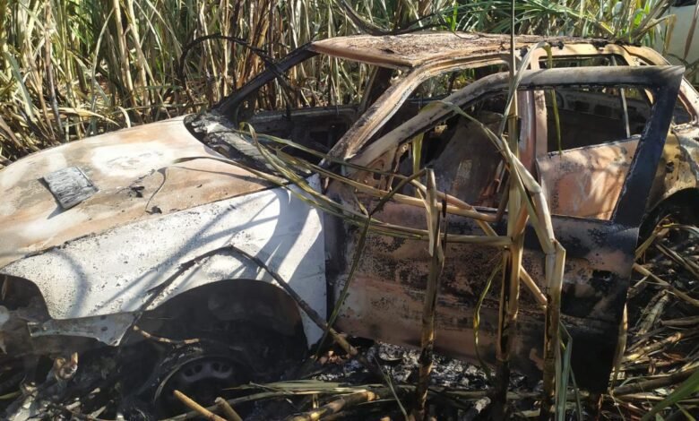 Carro furtado é encontrado carbonizado em canavial