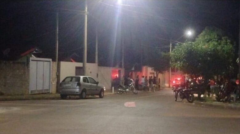 Polícia investiga morte suspeita de mulher encontrada queimada