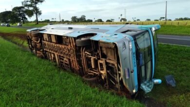 Ônibus tomba na rodovia Washington Luís e deixa 11 feridos