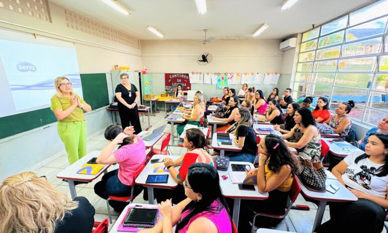 Professores recebem formação para uso do novo material didático da rede municipal