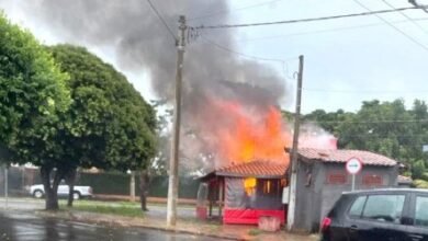 Incêndio destrói quiosque de lanches em frente à igreja de São Luiz