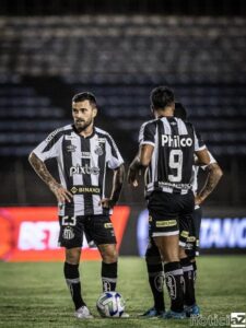 Lucas Lima e Marcos Leonardo durante partida do Peixe.