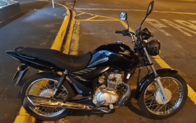 Polícia recupera moto furtada e prende suspeito