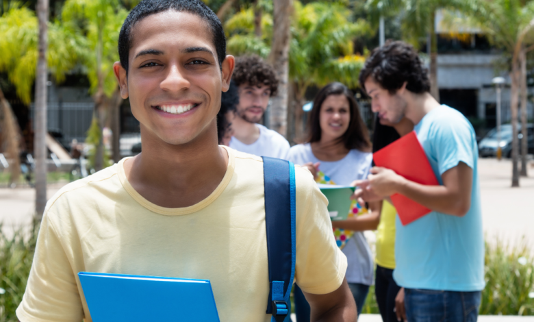 O programa contempla bolsas de estudo para brasileiros que desejam se graduar, ou pós-graduar, em algumas das melhores universidades do mundo