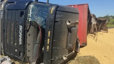 Caminhão carregado com soja tomba e deixa quatro feridos