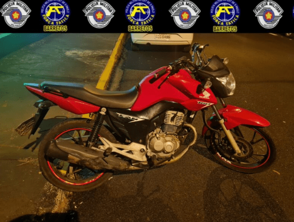 Adolescente é surpreendido pela polícia transitando com moto roubada