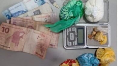 Polícia cumpri mandado de busca em residência