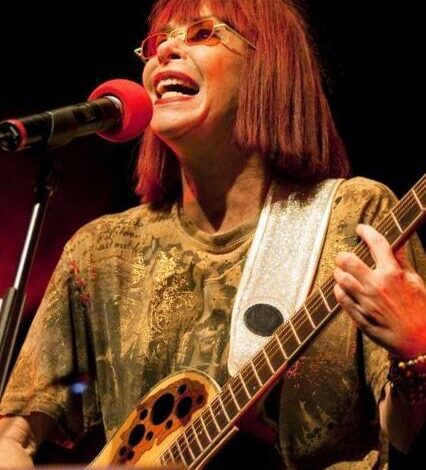 Rainha do rock brasileiro, Rita Lee, morre aos 75 anos