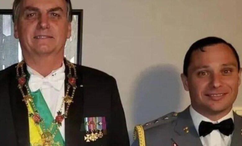 Ex-ajudante de Bolsonaro é preso em operação da PF