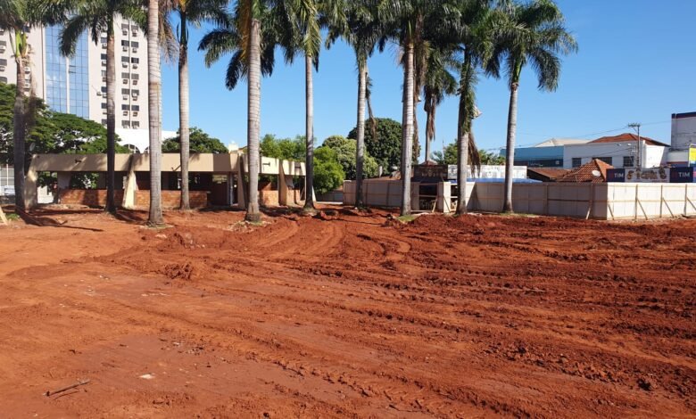 obras de revitalização da Praça Francisco Barreto, no centro da cidade, avançaram com a remoção do piso do local