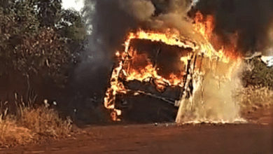 VÍDEO - Ônibus abandonado é consumido pelas chamas