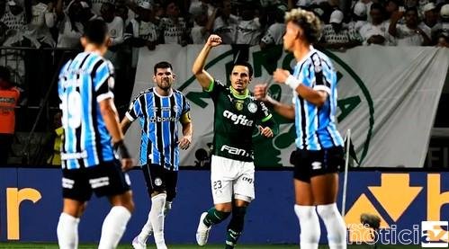 Palmeiras massacra o Grêmio e vira líder do Brasileirão