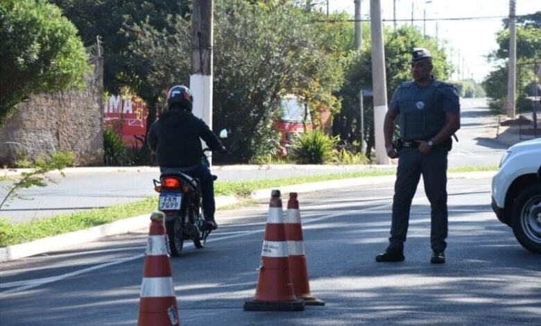 Ação da PM apreende duas motos com documentação irregular