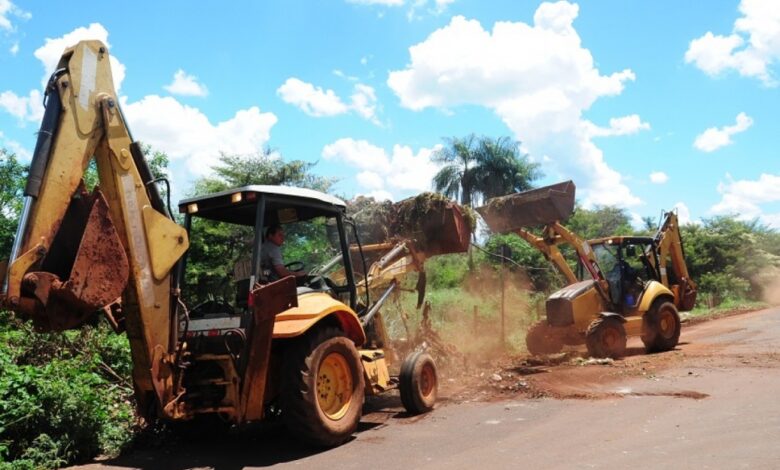 Barretos realiza limpeza de terrenos baldios particulares