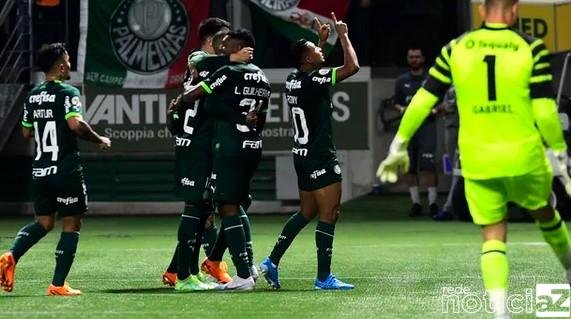 Palmeiras vence o Coritiba e encosta na liderança do Brasileirão