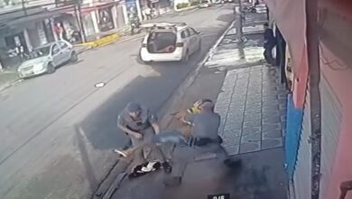 VÍDEO - Policiais são baleados durante briga com bandido