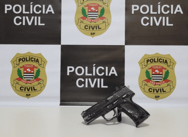 Polícia apreende simulacro de arma de fogo
