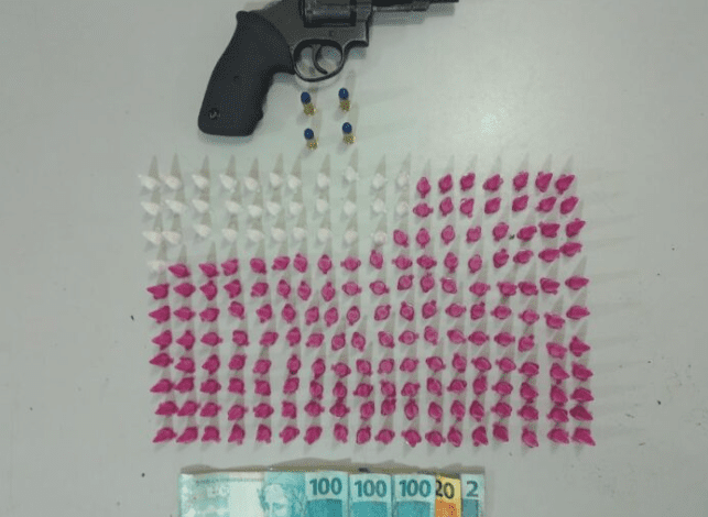 Homem é detido por tráfico de drogas e porte ilegal de arma