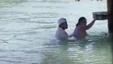 VÍDEO - Casal é flagrado fazendo sexo em mar cristalino e choca banhistas