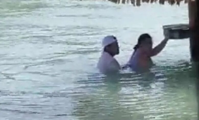 VÍDEO - Casal é flagrado fazendo sexo em mar cristalino e choca banhistas