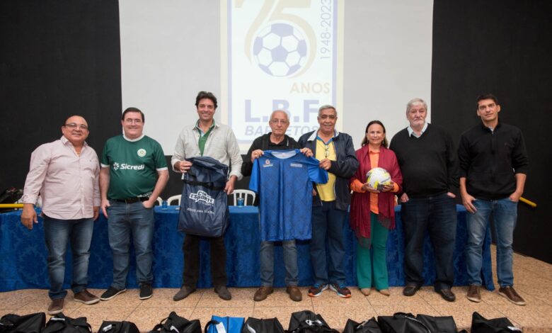 Prefeitura de Barretos entrega uniformes para Campeonato de Futebol Amador