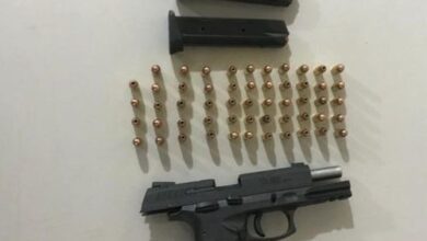 Pistola de calibre 380 com munições e carregadores apreendidos